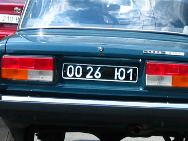 Нестандартные номера. Украинские номера машин т2. Автомобиль с черными номерами. Советские номера машин. Чёрные номера на машине.