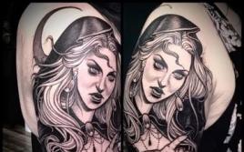 A tetoválás jelentése: bűvész, varázsló, boszorkány Boszorkány tetoválása seprűn macskával