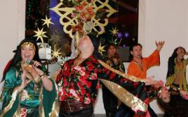 Komický kostýmový pozdrav s darčekmi a veštením šťastný nový rok v cigánskom štýle